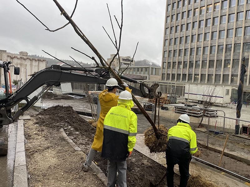 Sur le chantier de la future place Sainte-Barbe, l’EPA Saint-Étienne construit la transformation urbaine avec les habitants.