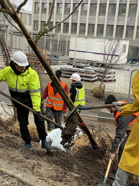 Sur le chantier de la future place Sainte-Barbe, l’EPA Saint-Étienne construit la transformation urbaine avec les habitants.